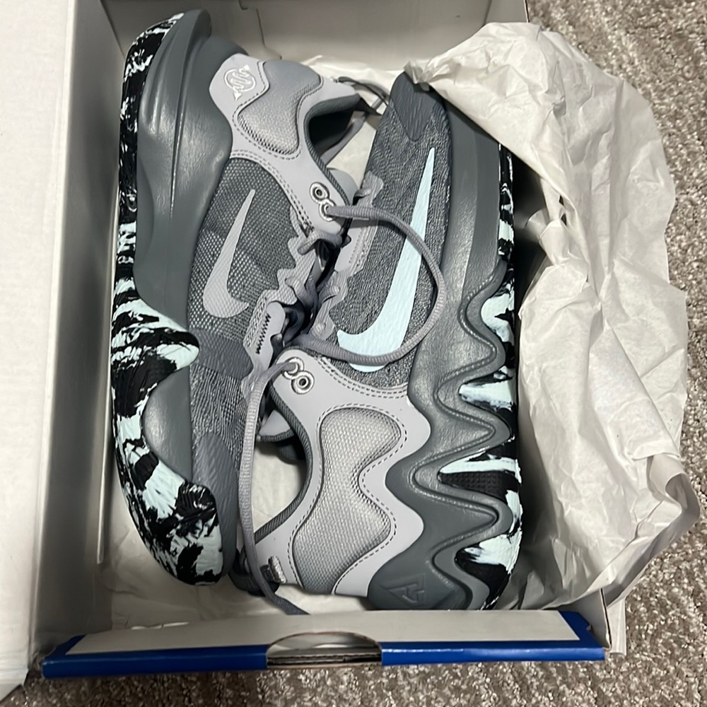 Girls Giannis Immortality 2 shoes size 7 M size 8.5 W cool grey/glacier blue